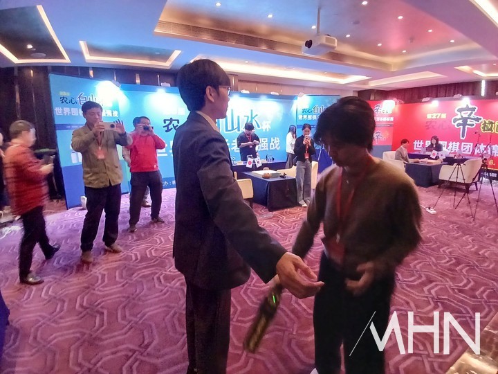 신진서 9단이 대국장에 들어서서 무선기기 휴대 유무를 검색받고 있다.(사진 중국 선전에서 MHN 엄민용 선임기자)