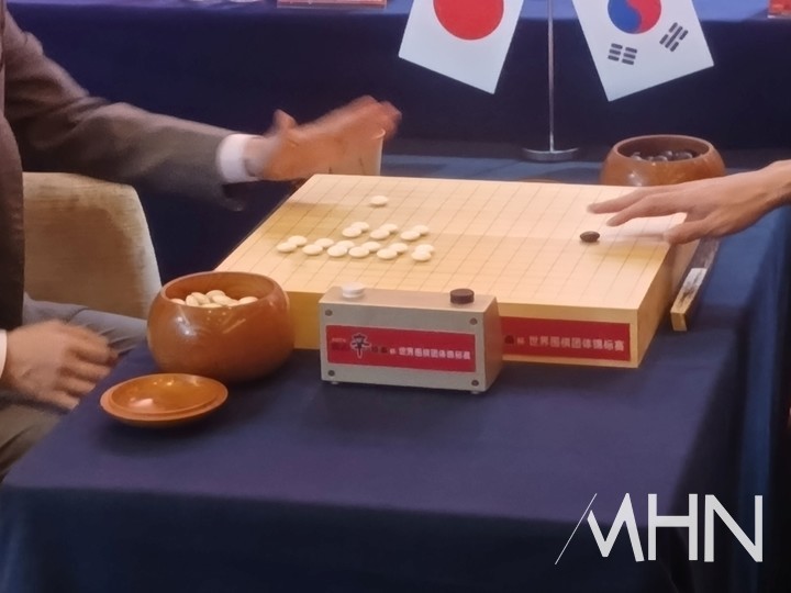신진서 9단(오른쪽)과 이야마 유타 9단이 돌을 가리고 있다. 신 9단의 흑번이다.(사진 중국 선전에서 MHN 엄민용 선임기자)