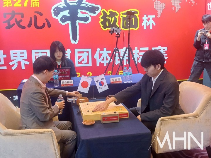 신진서 9단(오른쪽)과 이야마 유타 9단이 대국하고 있다.(사진 중국 선전에서 MHN 엄민용 선임기자)