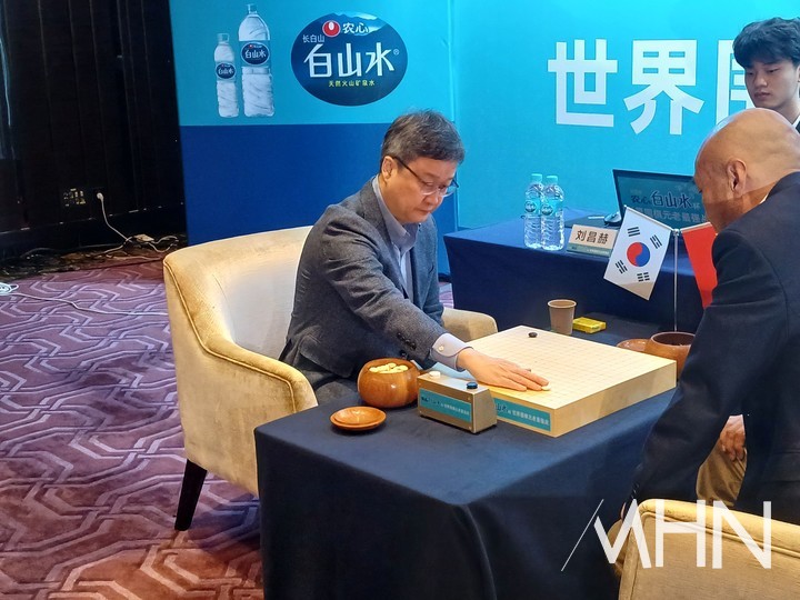 유창혁 9단이 류샤오광 9단과의 대국에서 첫 수를 두고 있다.(사진 중국 선전에서 MHN 엄민용 선임기자)