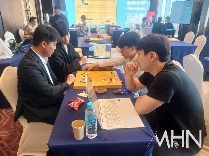 박정환 9단(오른쪽)과 홍민표 국가대표 감독(왼쪽) 등 한국 선수단이 검토실에서 신진서 9단과 이야마 유타 9단의 대국을 지켜보며 신진서 9단을 응원하고 있다.(사진 중국 선전에서 MHN 엄민용 선임기자)