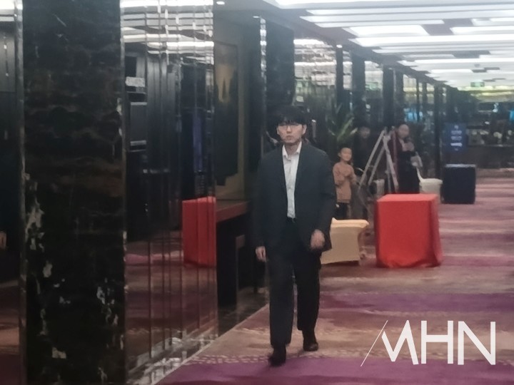 대국장으로 향하는 신진서 9단.(사진 중국 선전에서 MHN 엄민용 선임기자)