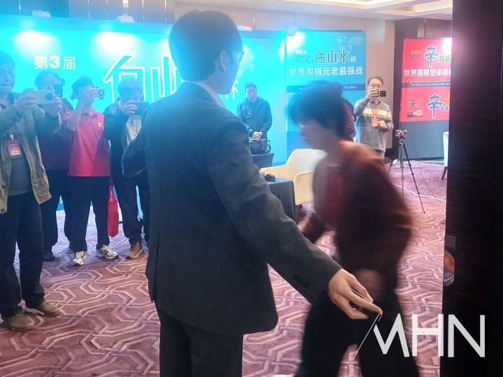 신진서 9단이 대국장에 들어서서 무선기기 휴대 유무를 검색받고 있다.(사진 중국 선전에서 MHN 엄민용 선임기자)