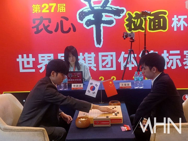 신진서 9단(왼쪽)과 왕싱하오 9단이 승부를 벌이고 있다.(사진 중국 선전에서 MHN 엄민용 선임기자)