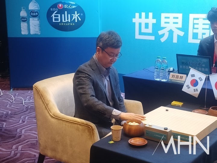 유창혁 9단이 일본 고바야시 고이치 9단과의 대국에서 첫 수를 두고 있다.(사진 중국 선전에서 MHN 엄민용 선임기자)