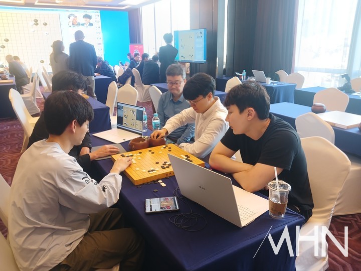 박정환 9단(오른쪽) 등 한국 선수단이 검토실에서 신진서 9단과 왕싱하오 9단의 대국을 지켜보며 신진서 9단을 응원하고 있다.(사진 중국 선전에서 MHN 엄민용 선임기자)