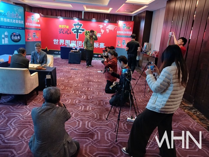 농심백산수배 세계바둑시니어최강전이 열리고 있는 선전 힐튼 푸톈 호텔 대국장 전경. 취재 열기가 뜨겁다.(사진 중국 선전에서 MHN 엄민용 선임기자)