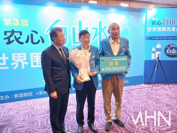 이용재 농심 중국법인장(왼쪽)이 위빈 9단(가운데)과 류샤오광 9단에게 우승컵과 우승 상금을 전달한 후 기념사진을 찍고 있다..(사진 중국 선전에서 MHN 엄민용 선임기자)