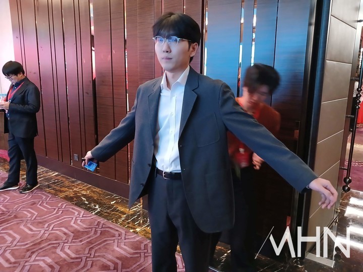 신진서 9단이 대국장에 들어서서 무선기기 휴대 유무를 검색받고 있다.(사진 중국 선전에서 MHN 엄민용 선임기자)