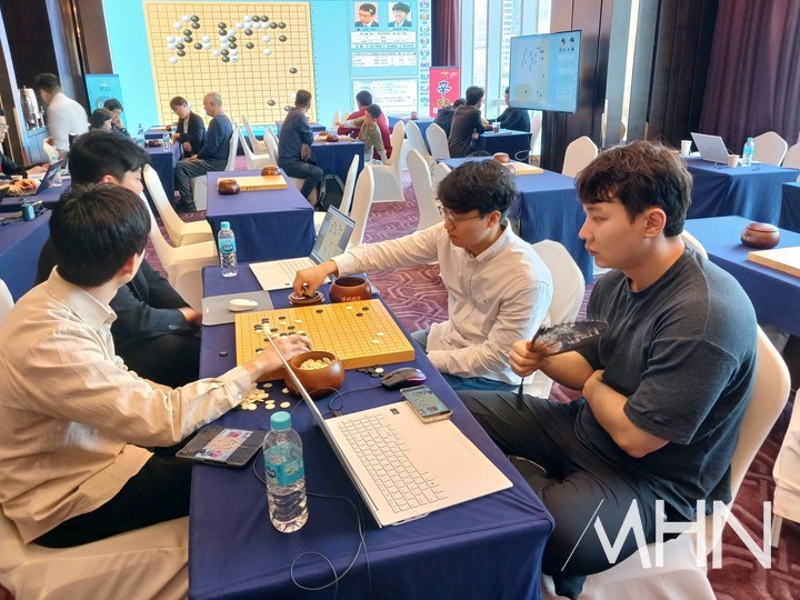 박정환 9단(오른쪽)과 홍민표 국가대표 감독 등 한국 선수단이 검토실에서 신진서 9단의 대국을 지켜보며 신 9단을 응원하고 있다.(사진 중국 선전에서 MHN 엄민용 선임기자)