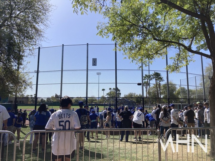 (팬들이 미국 애리조나주 글렌데일에 위치한 다저스 스프링캠프에서 선수들의 모습을 지켜보고 있다)