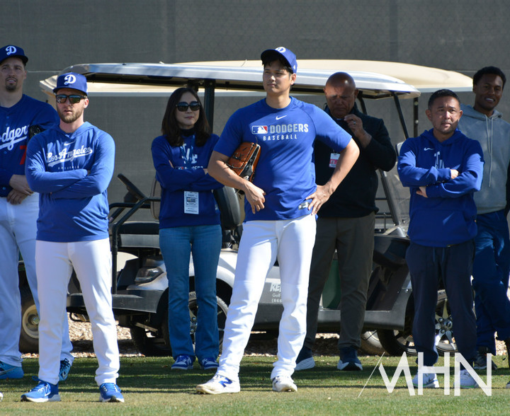 (지난해 스프링캠프에서 오타니가 동료 투수 사사키의 불펜투구를 지켜보고 있다)