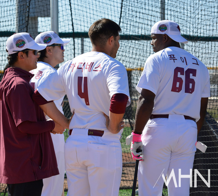 (한국프로야구 시절의 푸이그(오른쪽)가 스프링캠프에서 동료들과 함께 타격훈련을 하고 있다)