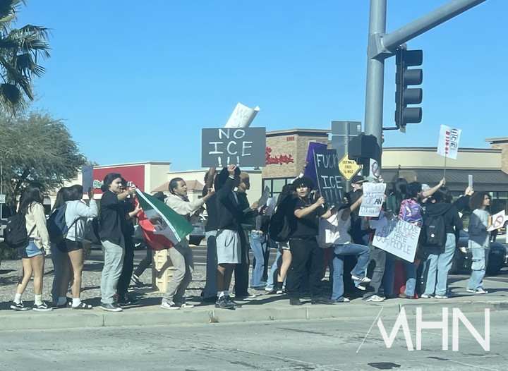 (지난 주말, 미국 애리조나주에서 고등학생들이 불법이민자 추방에 반대하는 시위를 벌이고 있다)