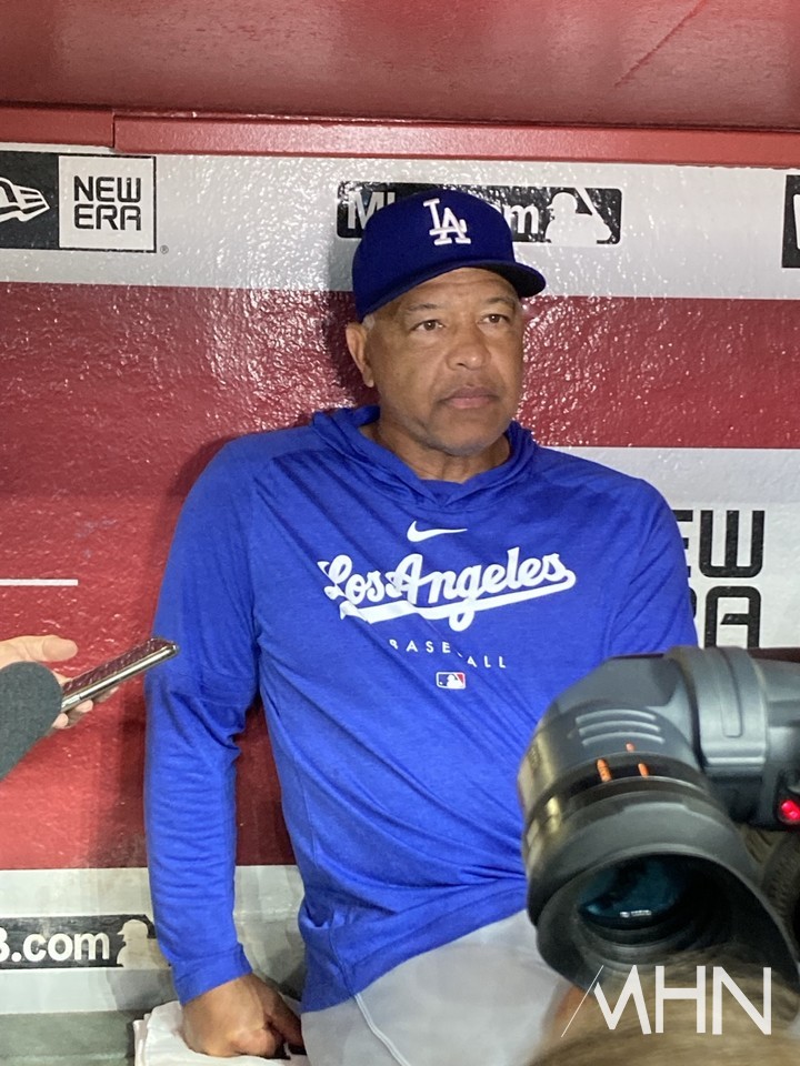 (데이브 로버츠 다저스 감독이 경기 전 더그아웃 인터뷰를 하고 있다)