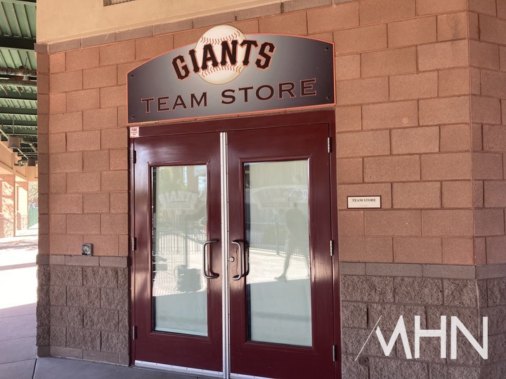 (샌프란시스코 야구용품을 판매하는 스프링캠프 팀스토어도 아직은 굳게 잠겨있다)