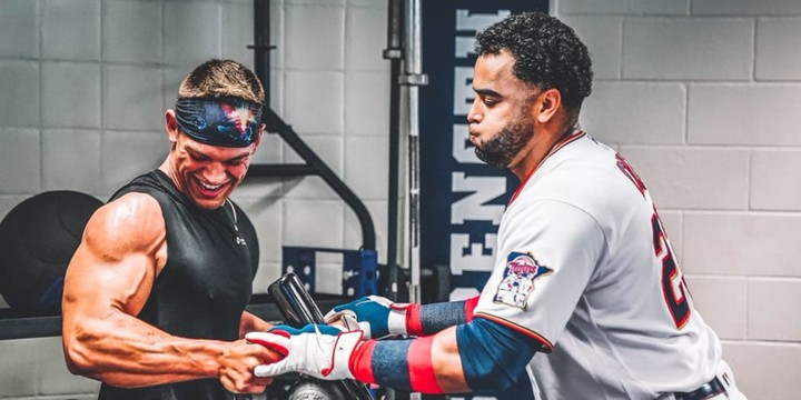 웨이트 트레이닝 중인 벤 로트베트(좌)