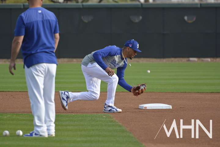 (무키 베츠가 스프링캠프에서 코치와 함께 유격수 수비훈련을 하고 있다)