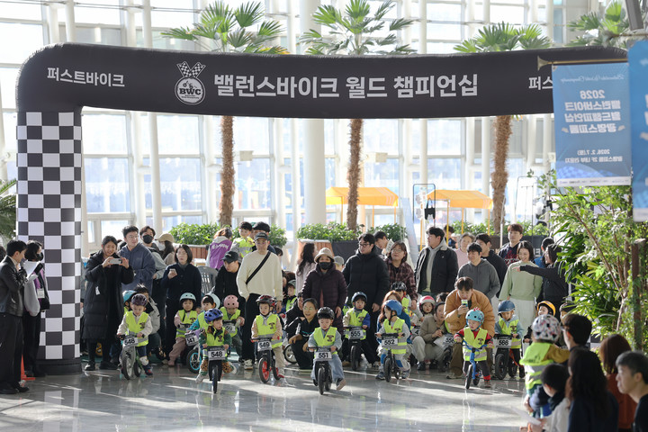 지난 7일 광명스피돔에서 열린 밸런스바이크 월드 챔피언십에 참가한 어린이들이 경기를 시작하고 있다.(사진 국민체육진흥공단 제공)