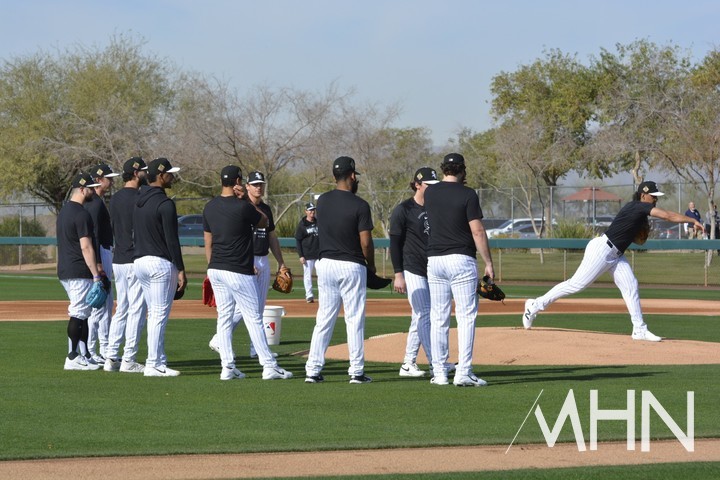 (시카고 화이트삭스 투수들이 11일(한국시간) 미국 애리조나주 스프링캠프에서 수비훈련을 하고 있다. 페디는 메디컬체크 때문에 아직 이곳에 입소하지 못했다.)