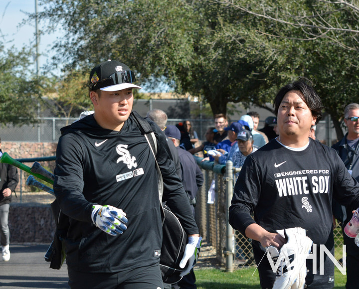 (무라카미가 11일 통역(오른쪽)과 함께 배팅훈련을 위해 야외 연습장으로 이동하고 있다)