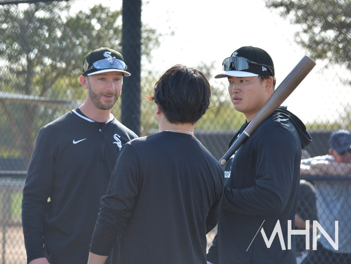 (무라카미(오른쪽)가 11일 타격훈련에 앞서 통역과 함께 타격코치와 이야기를 나누고 있다)