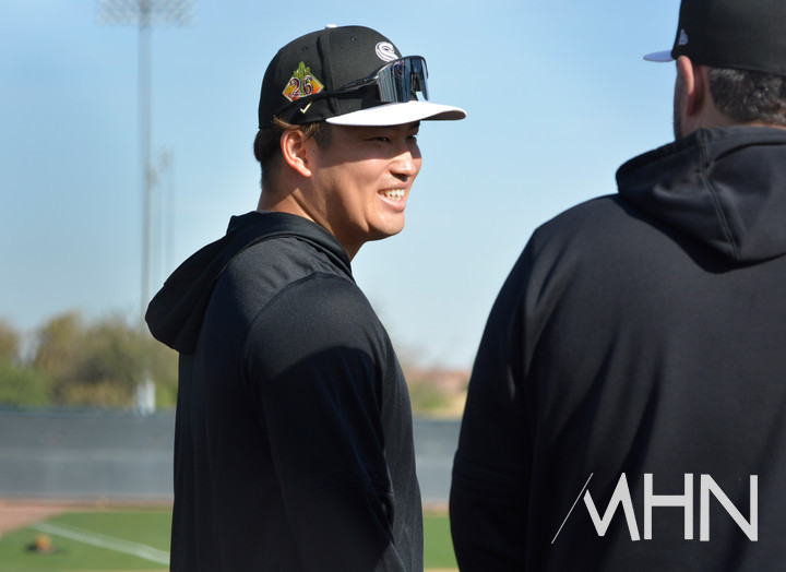 (시카고 화이트삭스 무라카미가 타격훈련에 앞서 동료들과 담소를 나누고 있다)