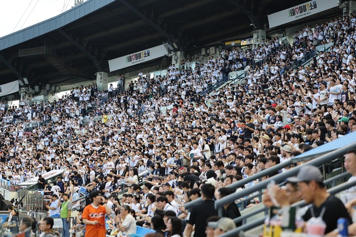관중이 가득 찬 2일 잠실구장의 모습
