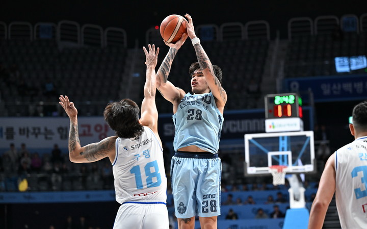 19일 고양 소노 아레나에서 열린 서울 삼성과 경기에서 슛을 시도하는 고양 소노 케빈 켐바오