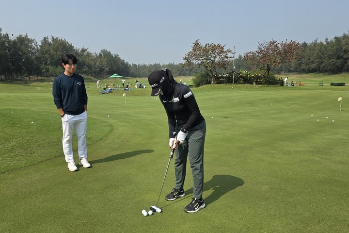 하종주 팀 해든 골프아카데미 원장이 20일 베트남 FLC 삼손 골프장 연습 그린에서 손예빈에게 퍼팅 요령을 지도하고 있다.