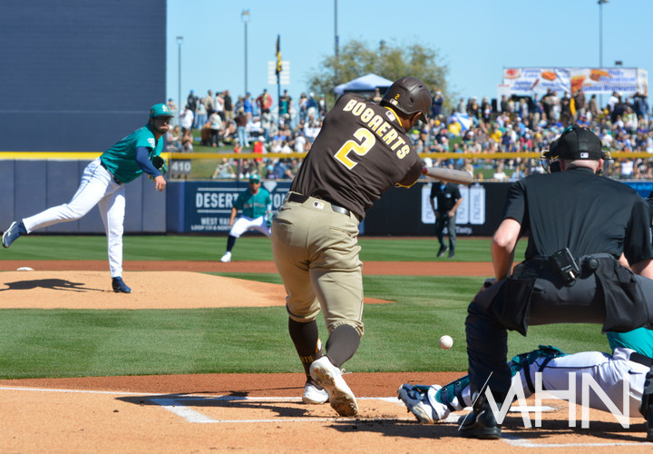 &nbsp;(더닝이 21일 열린 샌디에이고 상대 스프링캠프 홈경기에서 유격수 보가츠에게 안타를 맞고 있다)