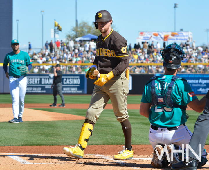 (더닝(왼쪽)이 21일 열린 스프링캠프 경기에서 샌디에이고 2루수 제이크 크로넨워스를 상대하고 있다)