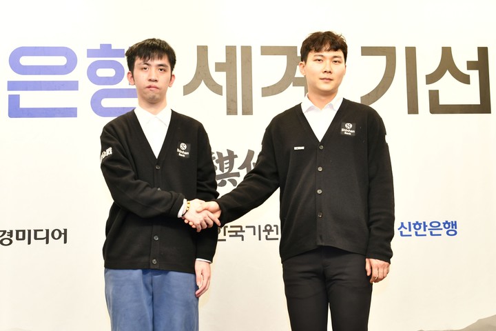 4강전이 끝난 직후 결승에 오른 박정환 9단(오른쪽)과 왕싱하오 9단이 악수를 하며 포즈를 취하고 있다.(사진 한국기원 제공)