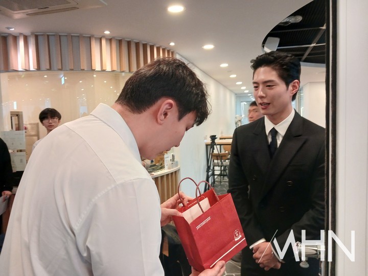 배우 박보검이 대국장까지 찾아와 박정환 9단에게 선물을 전달하며 승리를 응원하고 있다.(사진 MHN 엄민용 선임기자)