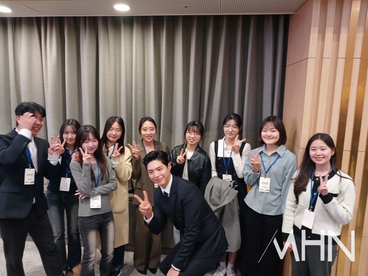 배우 박보검이 최정 9단을 비롯한 바둑기사 등과 기념사진을 찍고 있다.(사진 MHN 엄민용 선임기자)