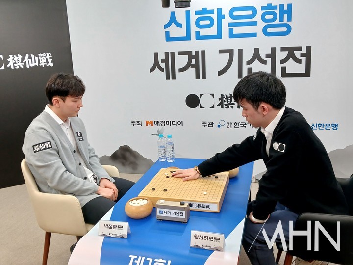 박정환 9단(왼쪽)과 왕싱하오 9단이 세계 기선전 결승 3번기 제1국을 두고 있다.(사진 MHN 엄민용 선임기자)