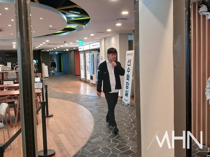 박정환 9단이 대국장으로 들어서고 있다.(사진 MHN 엄민용 선임기자)