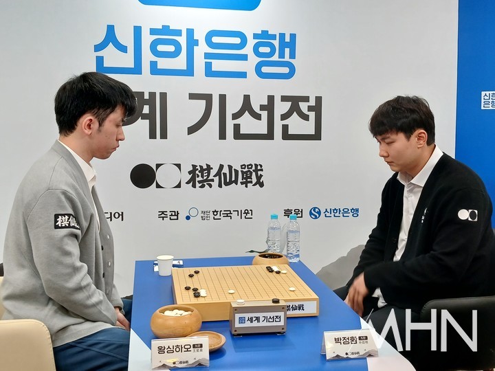 박정환 9단(오른쪽)과 왕싱하오 9단이 승부를 벌이고 있다.(사진 MHN 엄민용 선임기자)