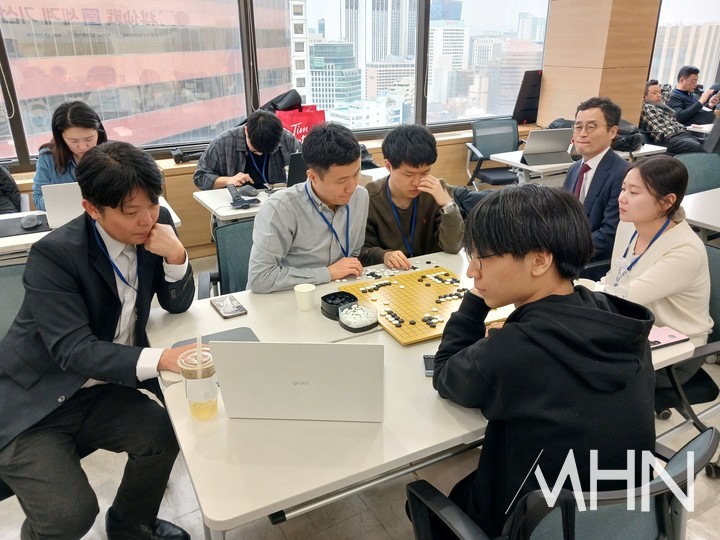 홍민표 감독(왼쪽)을 비롯한 국가대표팀 선수들이 박정환 9단과 왕싱하오 9단의 승부를 검토하며 박정환 9단을 응원하고 있다.(사진 MHN 엄민용 선임기자)