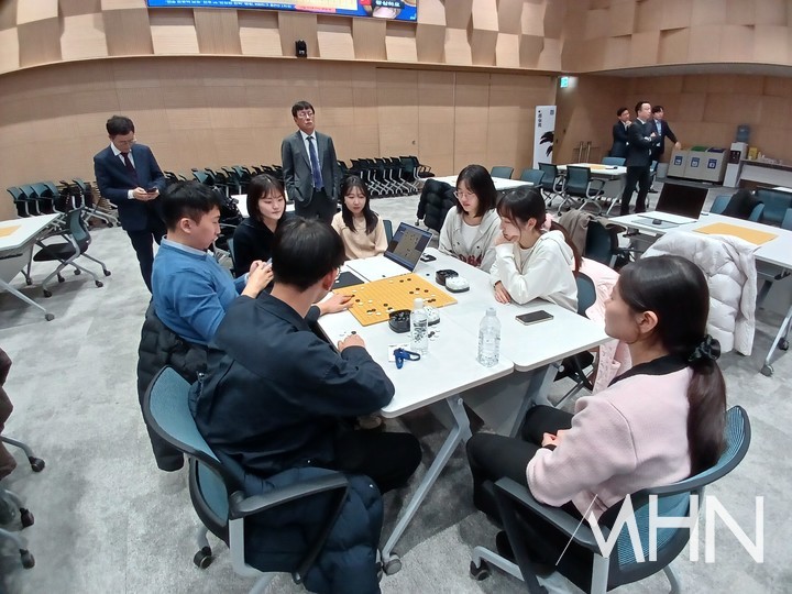 국가대표팀 선수들이 박정환 9단과 왕싱하오 9단의 승부를 검토하며 박정환 9단을 응원하고 있다.(사진 MHN 엄민용 선임기자)