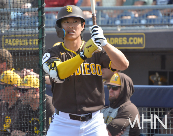 (송성문이 3일(한국시간) 스프링캠프 경기 중 대기타석에서 자신의 차례를 기다리고 있다)