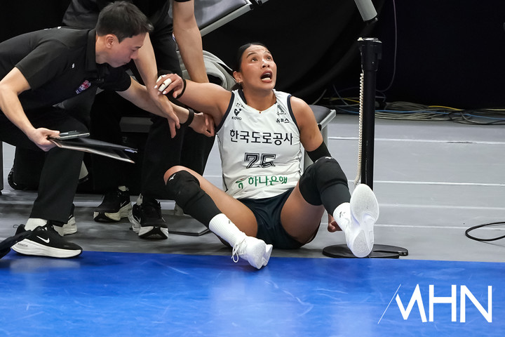 타나차가 경기 중 미끄러져 공을 바라보고 있다