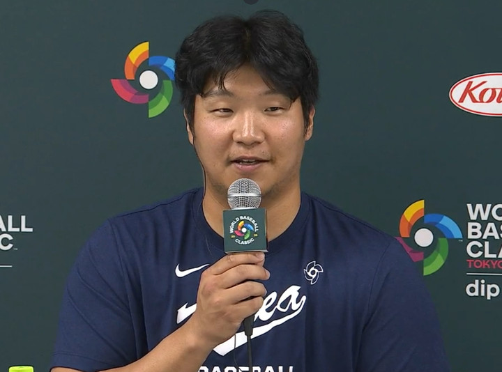 (문보경이 9일 WBC 예선 호주전이 끝난 뒤 언론 인터뷰를 하고 있다)