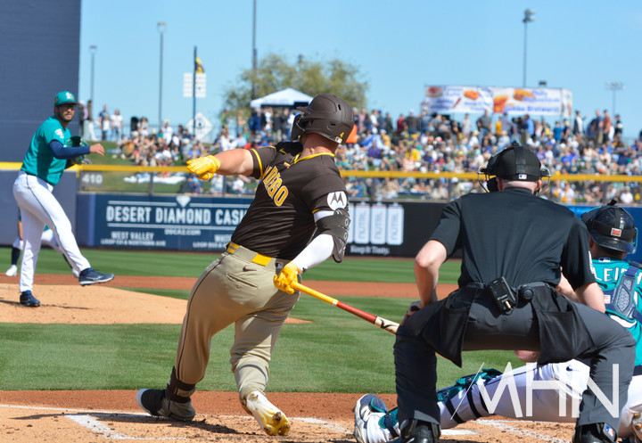 (타이 프랜스가 스프링캠프 경기에서 타격을 하고 있다)