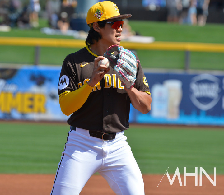 (송성문이 스프링캠프 경기에서 3루 수비를 하고 있다)