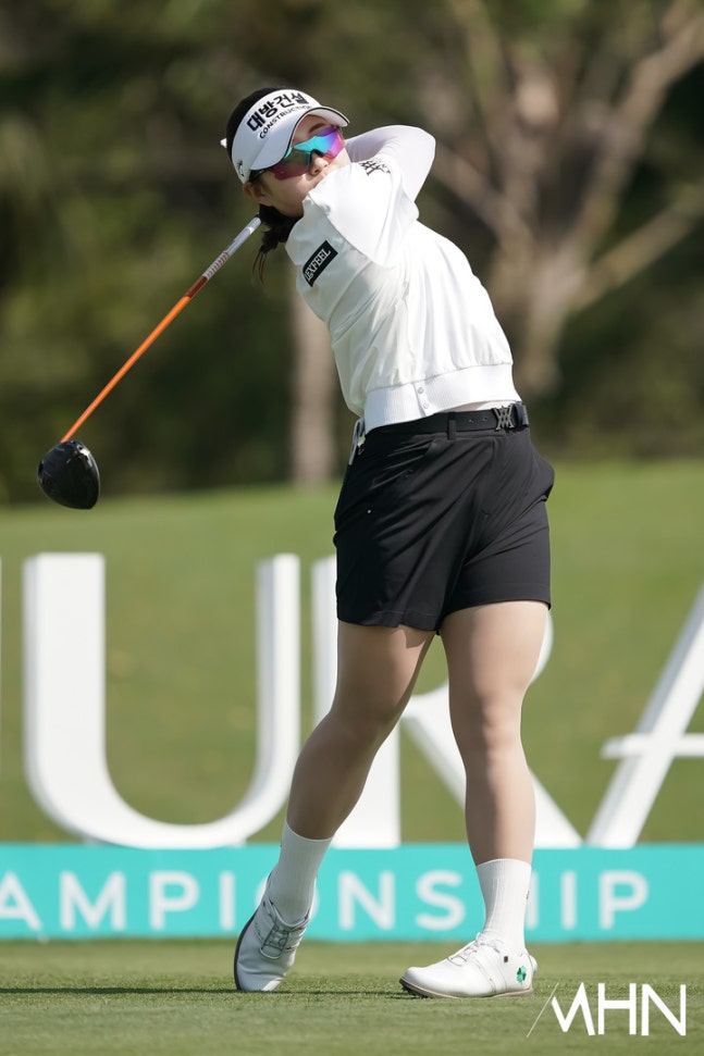 임진영이 15일 열린 KLPGA 투어 2026시즌 개막전 리쥬란 챔피언십 최종라운드에서 샷을 하고 있다.