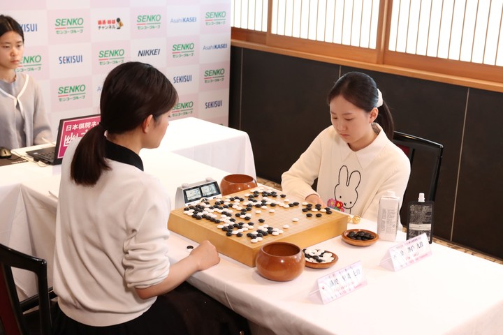 김은지 9단(오른쪽)이 국후 복기를 하고 있다.(사진 한국기원 제공)