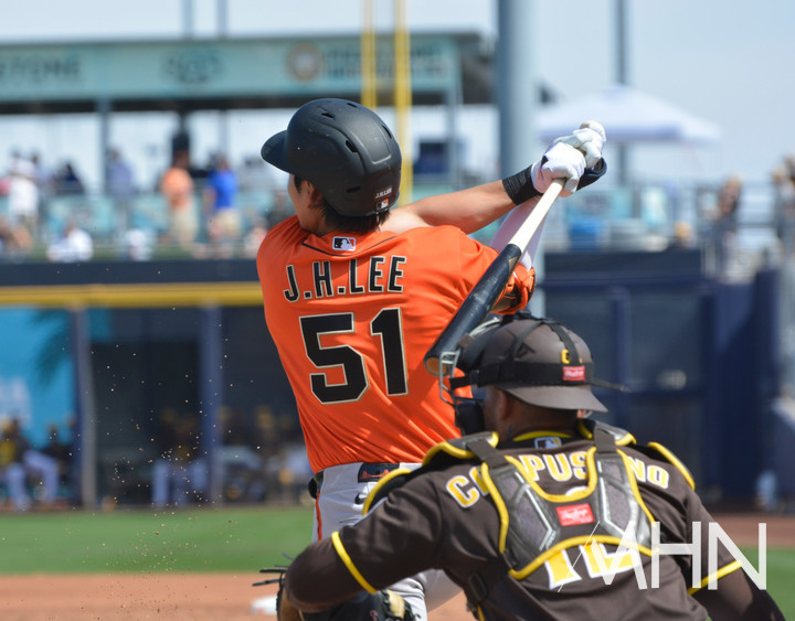(이정후가 17일 샌디에이고와의 스프링캠프 경기 첫 타석에서 2루타를 치고 있다)