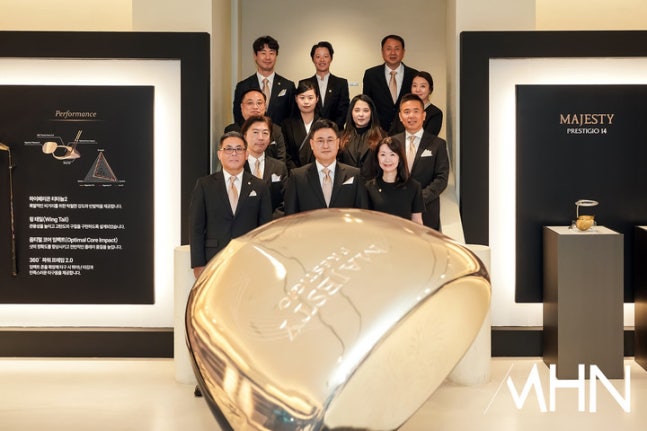 18일 서울 클럽D 청담에서 열린 마제스티골프 명품 클럽 라인 '프레스티지오 14 출시' 행사에서 마제스티골프 임직원들이 포즈를 취하고 있다.
