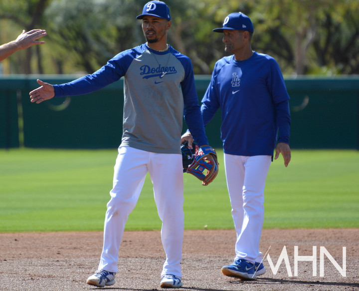 (디노 이벨 코치(오른쪽)가 무키 베츠의 수비훈련을 돕고 있다)